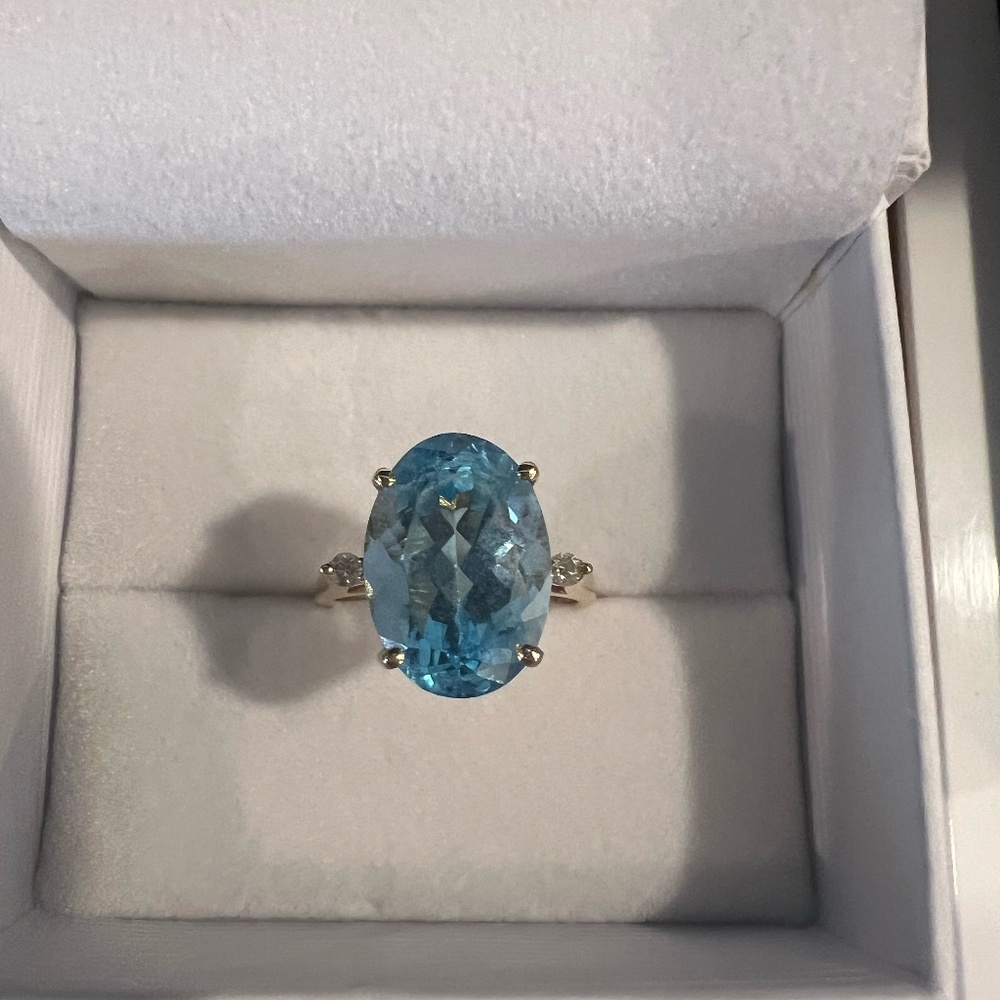 Aquamarine gold ring flanked by two small diamonds, 14 k yellow gold